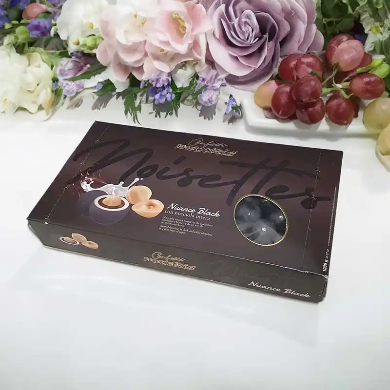 Confezione di confetti Buratti Nuance Black con nocciola intera in vendita presso Orvad a Osnago